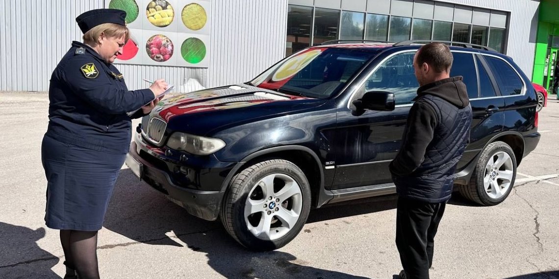 После ареста BMW X5 горе-отец выплатил дочери алименты в Новосибирске