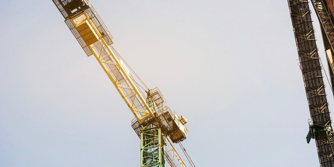 В Москве мужчина умер в кабине крана на стройке из-за жары