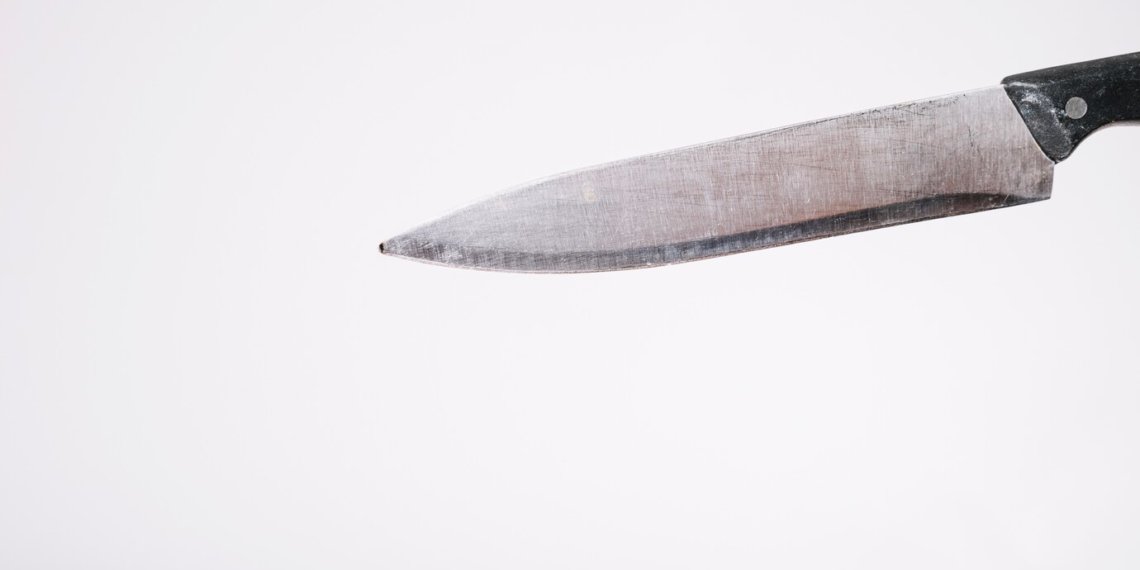 В новосибирском дворе девушка бросилась на парня с ножом, а тот в ответ пнул ее в ребро