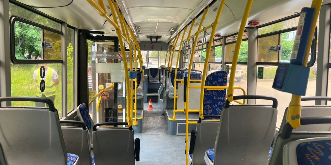 Трехлетняя девочка получила травмы при падении в новосибирском троллейбусе