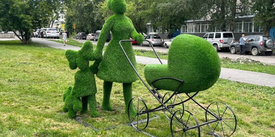 «Вечнозеленую» маму с коляской поставили у входа в новосибирский парк