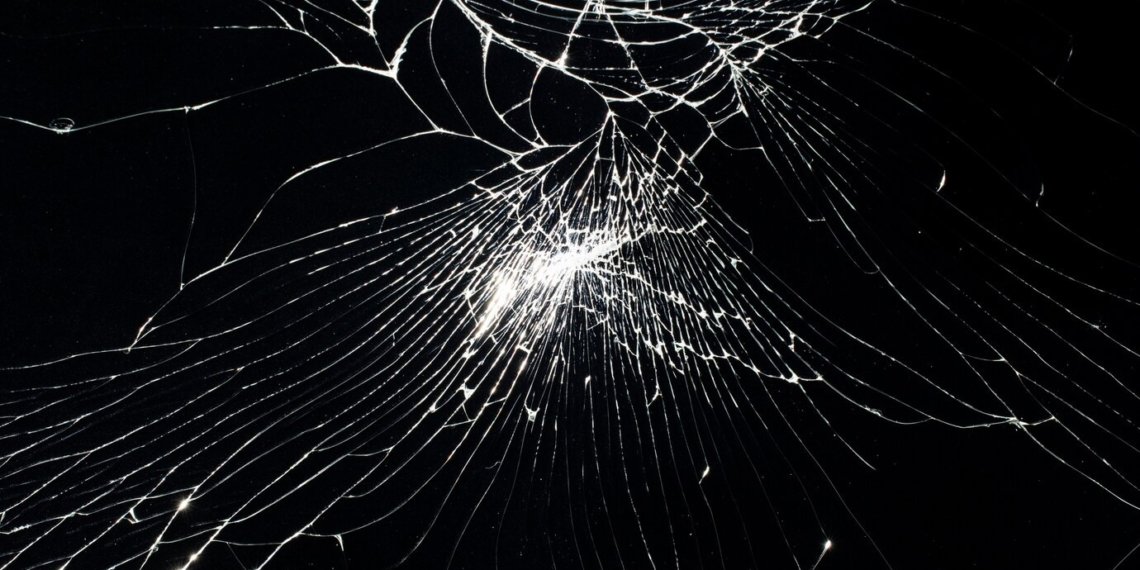 Неизвестные обстреляли «Москвич» в Новосибирске