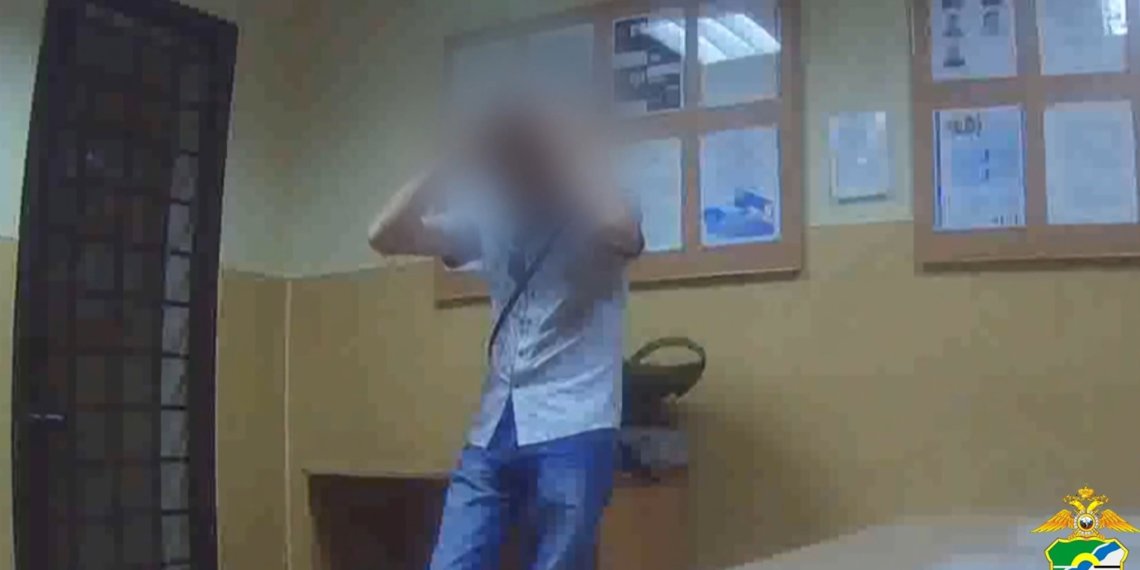 Новосибирец устроил скандал из-за размещения ручной клади в самолете — его задержали полицейские