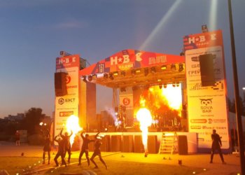 Огнеметы и горящая обувь — как прошло фаер-шоу в парке «Арена» Новосибирска