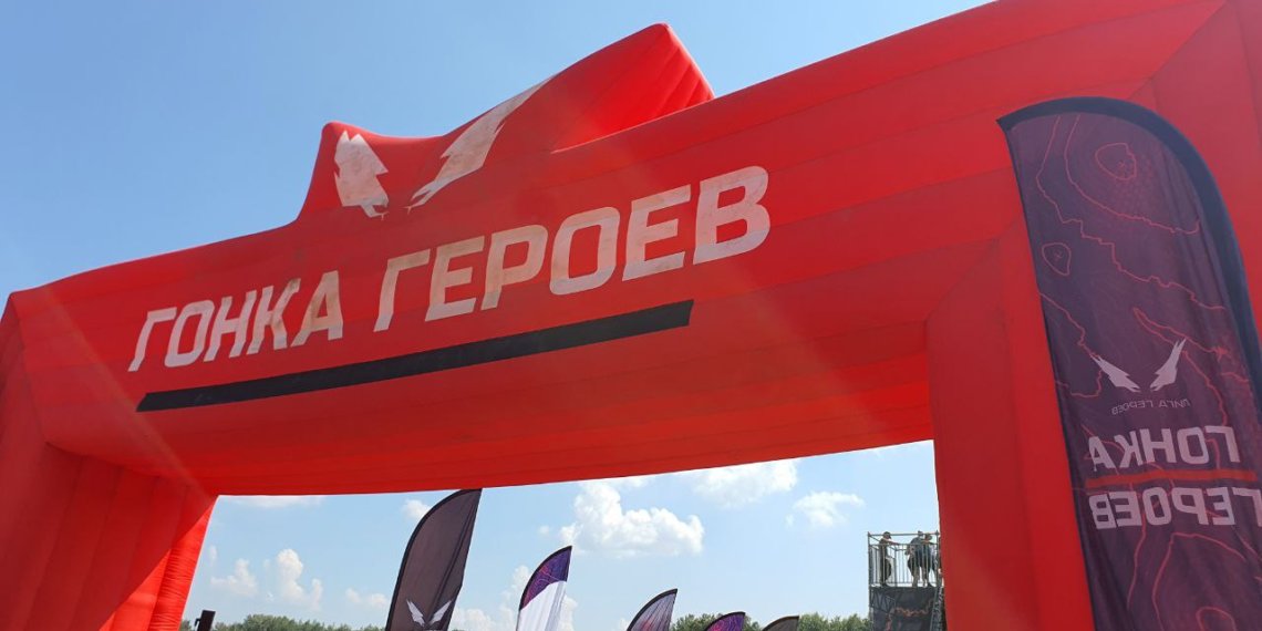 Новосибирцы проверили себя на прочность в 35-градусную жару на «Гонке героев»