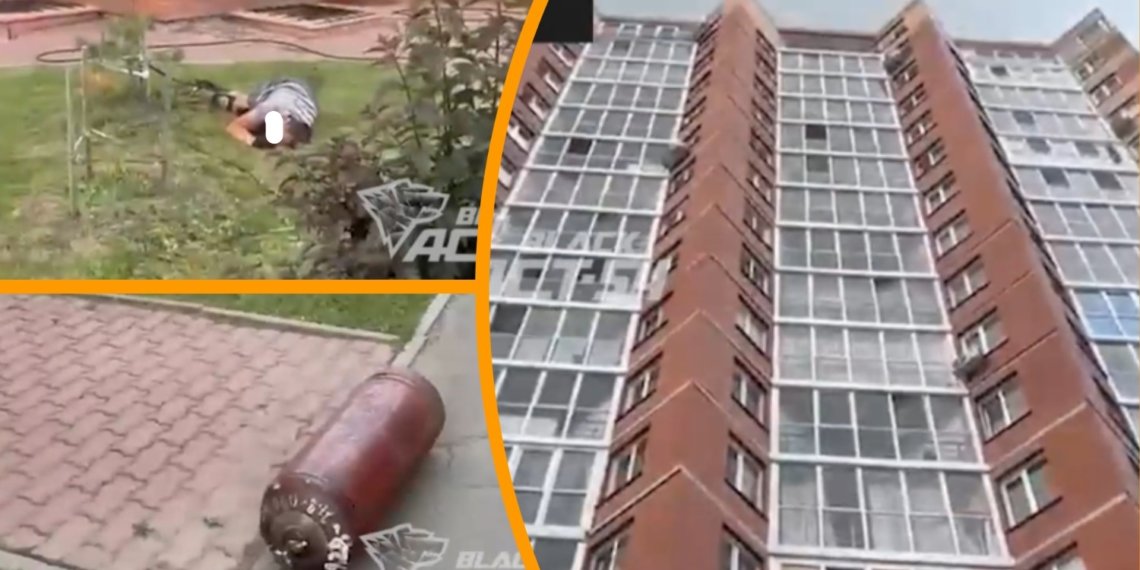 В Новосибирске рабочий сорвался с крыши жилого дома