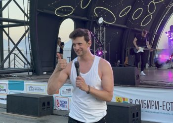 Спустился к зрителям, отобрал кепку, расцеловал фанаток: певец Дмитрий Колдун выступил в Новосибирске