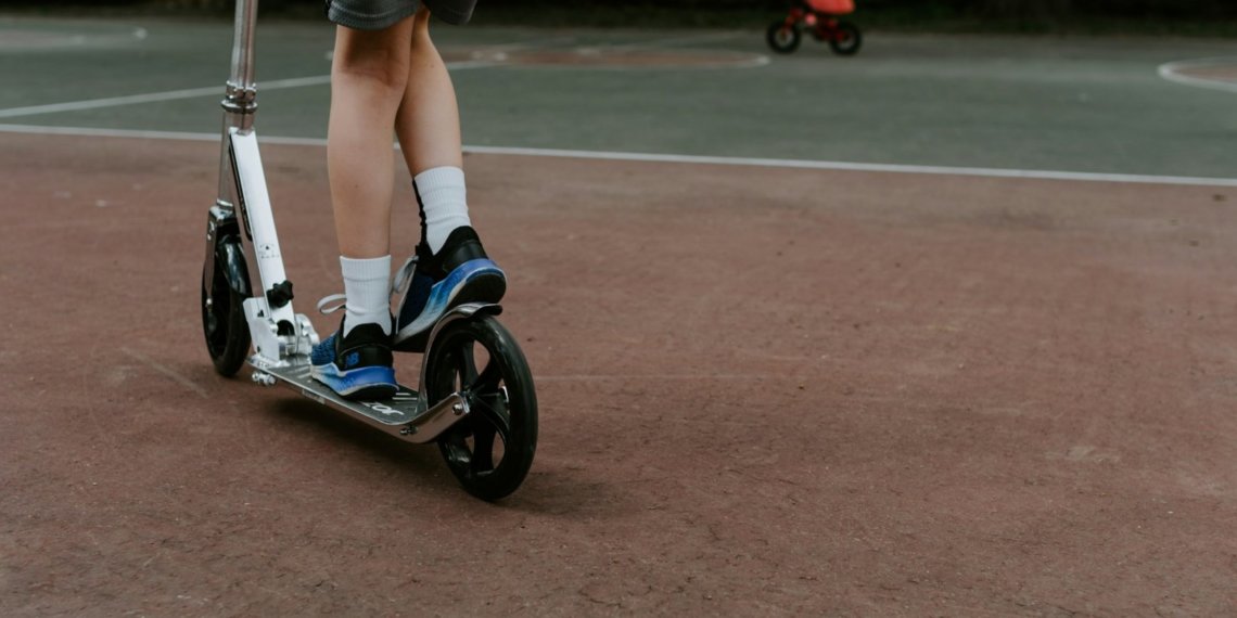 Школьник на электросамокате отправил новосибирскую пенсионерку в больницу