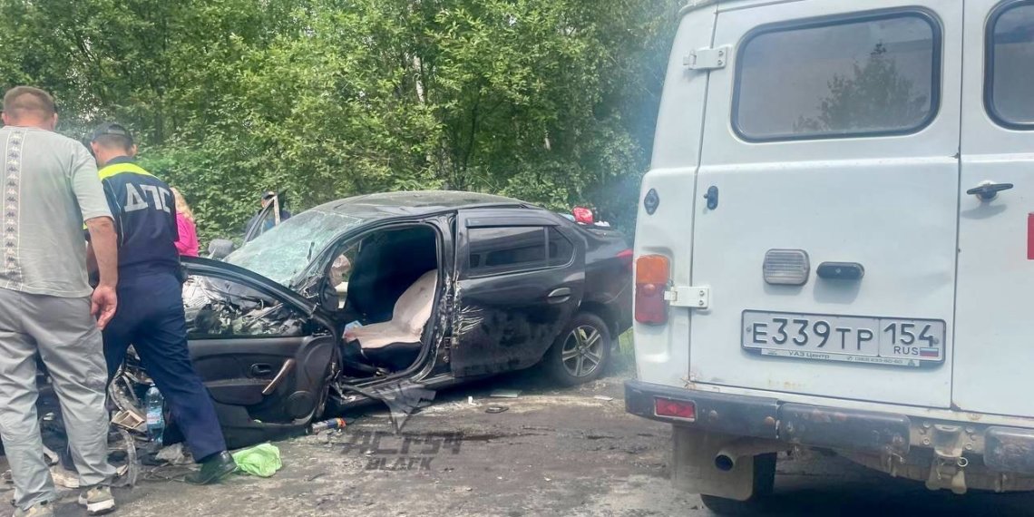 На трассе под Новосибирском две легковушки смяло в ДТП