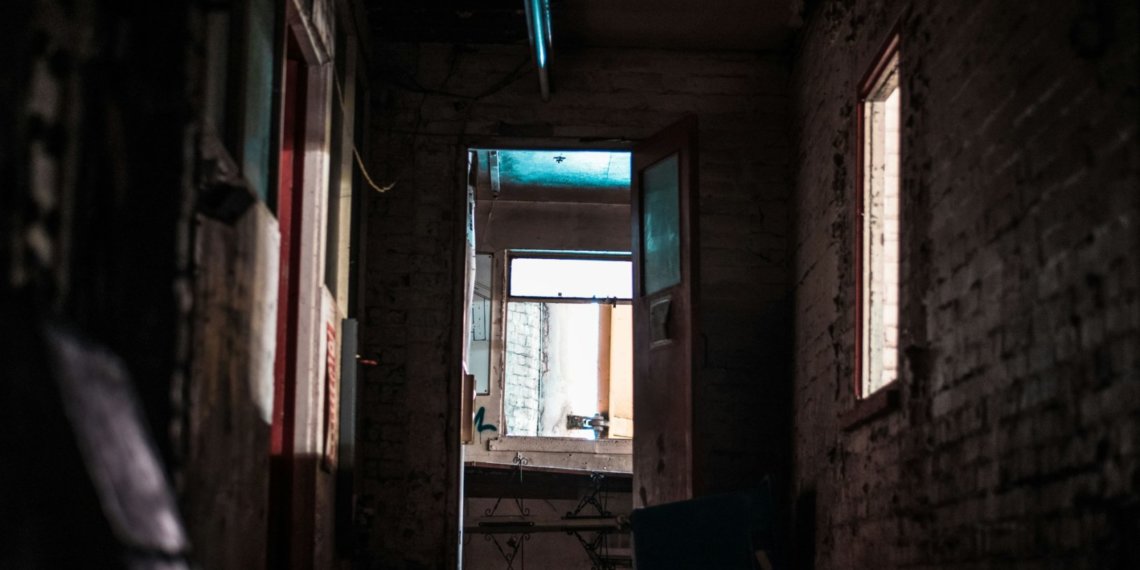 Прокуратура обратилась в суд из-за выдачи трем семьям пенсионеров в Оби аварийного жилья