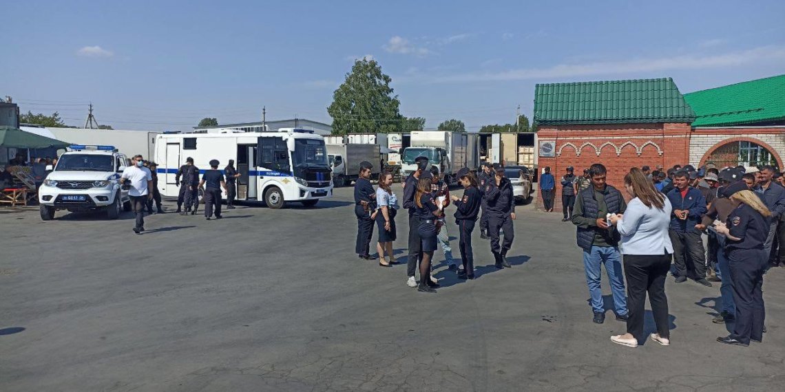 Глава СК поручил возбудить дело после угроз мигрантов женщине за жалобу на кафе