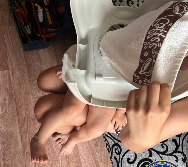 Застрявшего в детском горшке ребёнка спасли в Новосибирске