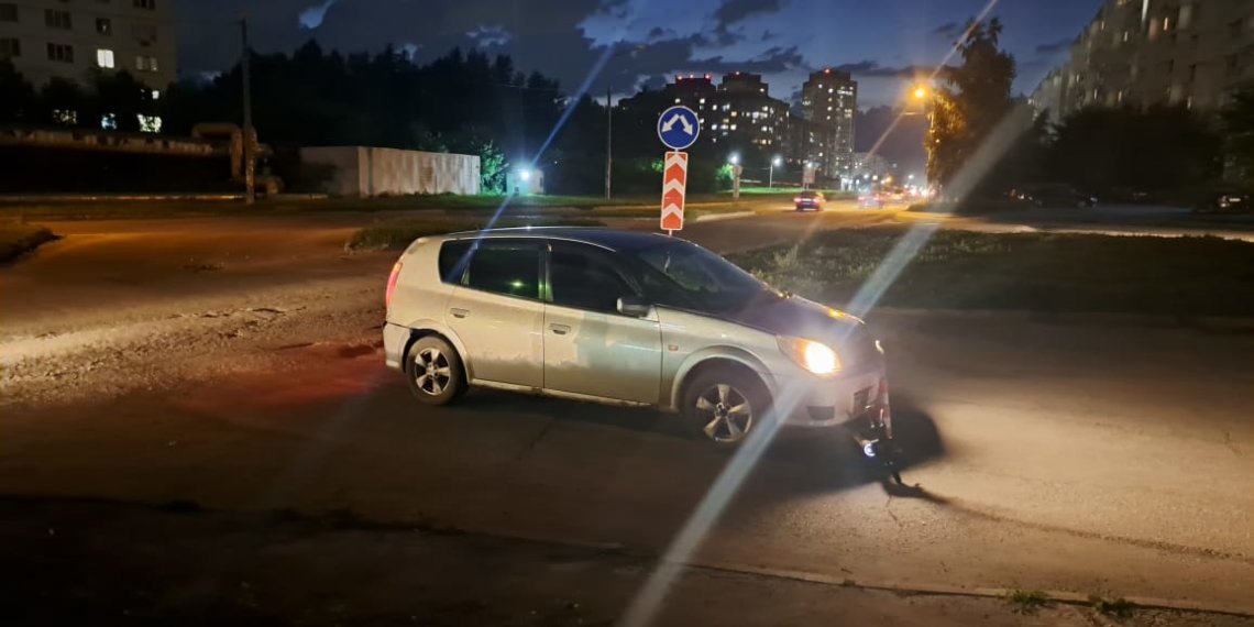 Водитель Toyota сбил двух подростков на электросамокате в Новосибирске