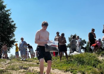 33 огромных карпа выпустили в озеро Жемчужина Сибири в Новосибирске