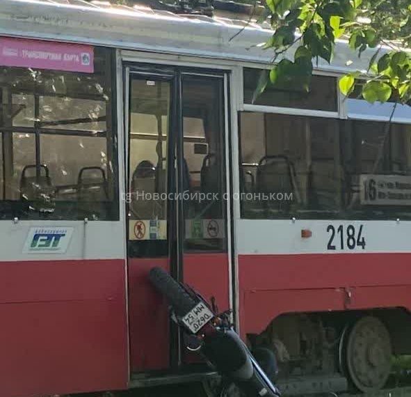 В Новосибирске в Юго-западном жилмассиве водитель мотоцикла влетел в трамвай