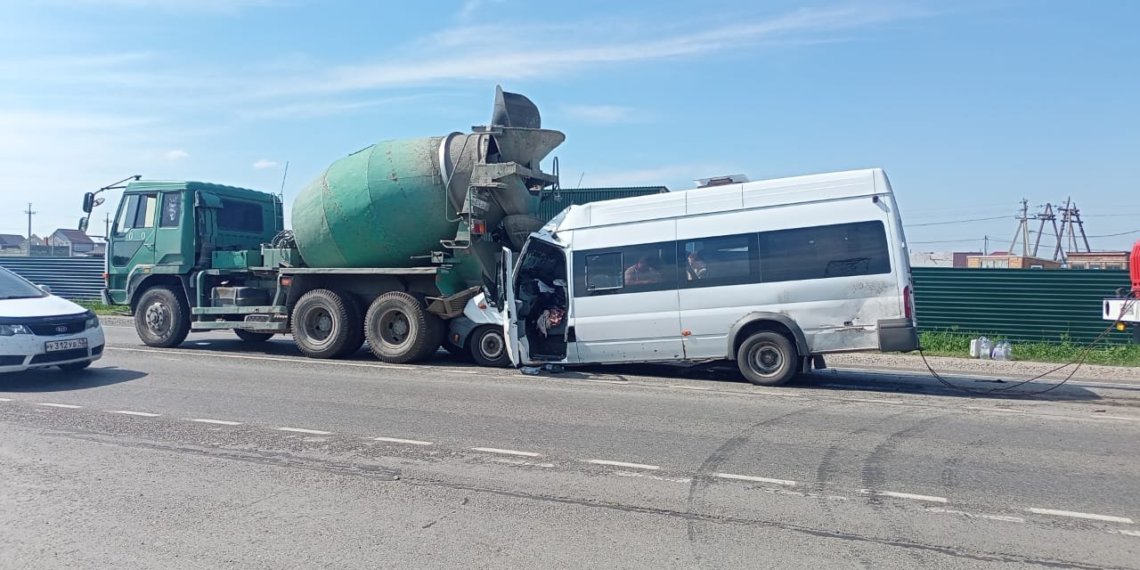 На Алтае в ДТП с автобусом и грузовиком пострадали девять человек