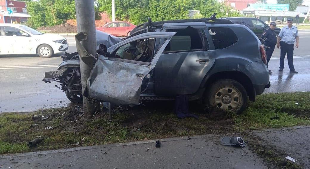 В Новосибирске автомобиль врезался в столб, есть погибшие