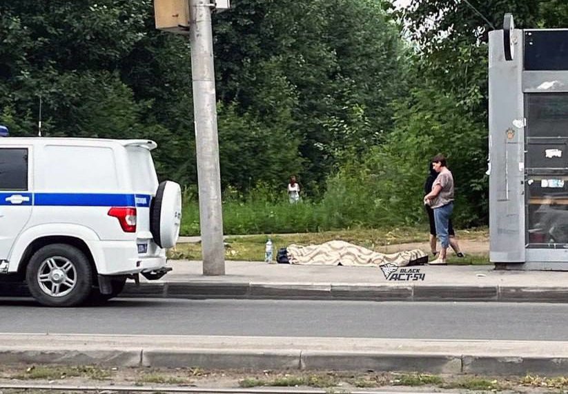 Мужчина умер на остановке в Новосибирске