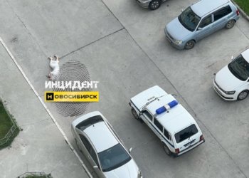 Труп мужчины обнаружили во дворе дома в Калининском районе Новосибирска