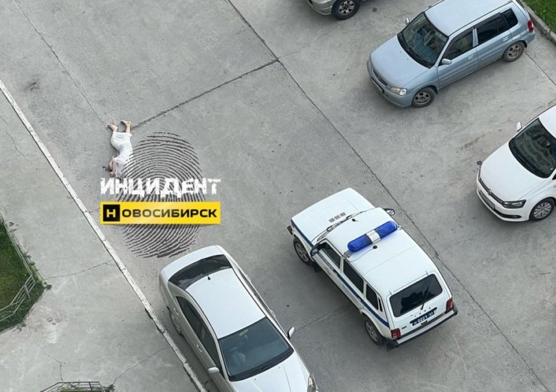 Труп мужчины обнаружили во дворе дома в Калининском районе Новосибирска