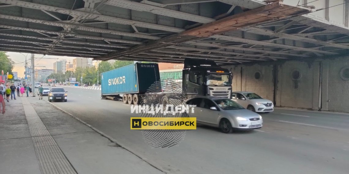 Фура застряла под мостом в центре Новосибирска