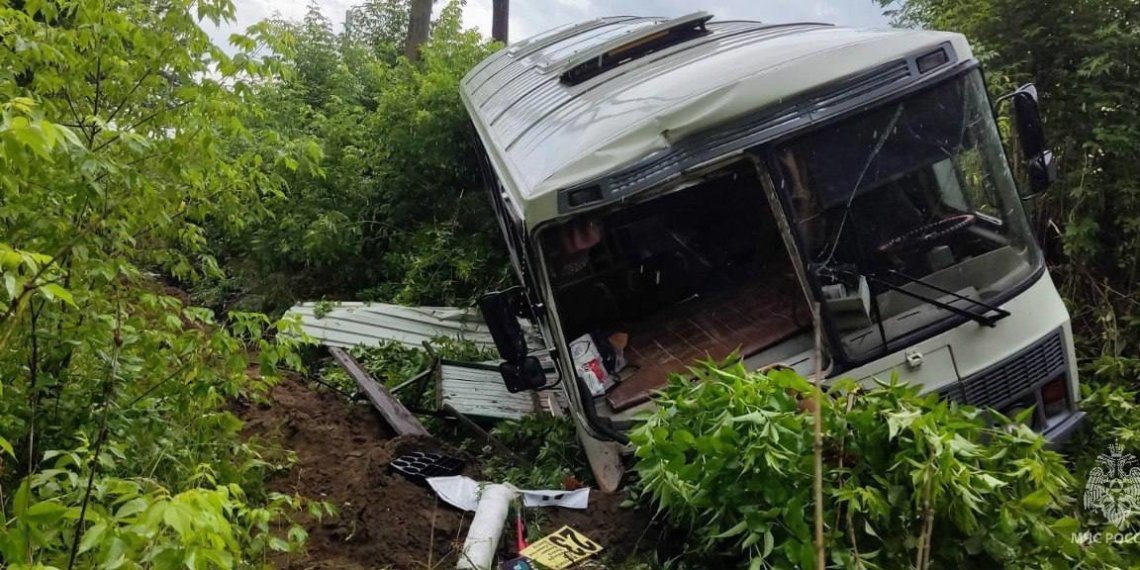 «Стонали от боли, а потом затихли»: автобус наехал на людей на остановке в Сибири