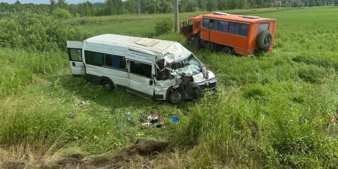 Микроавтобус с детьми попал в жёсткое ДТП на сибирской трассе