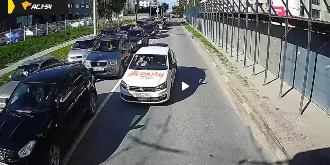 Инструктор автошколы нарушил ПДД на учебном автомобиле в Новосибирске