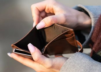 Жительницу Карасука не пустили за границу из-за долга в 88 тысяч рублей