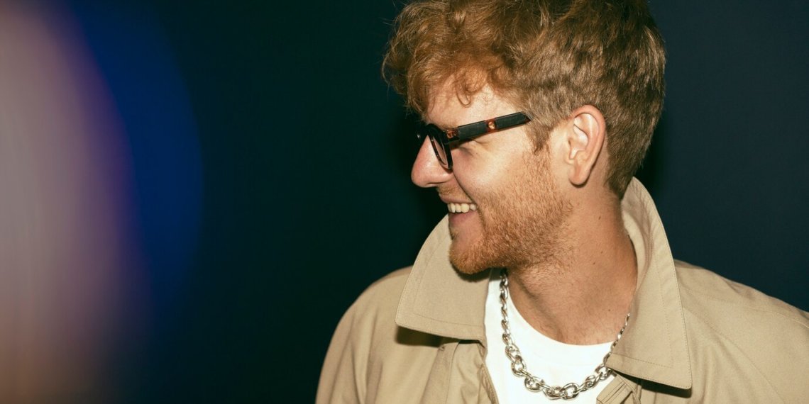 Новосибирец сделал фото с золотой цепью в магазине и сбежал, не заплатив