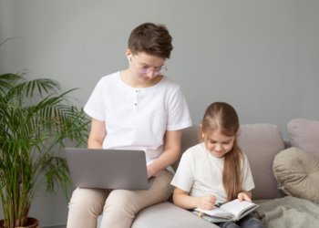 Как без стыда говорить с детьми о сексуальности и что делать, если ребёнок пережил сексуализированное насилие, рассказал новосибирский сексолог 16+