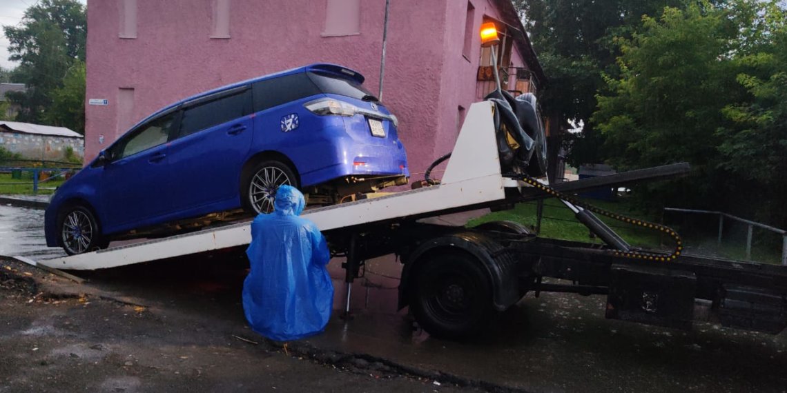 Нелегалы попрощались с авто после торговли на Хилке в Новосибирске