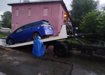 Нелегалы попрощались с авто после торговли на Хилке в Новосибирске