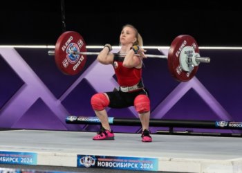 Сибирячки показали нечеловеческую мощь на соревнованиях по тяжелой атлетике в Новосибирске