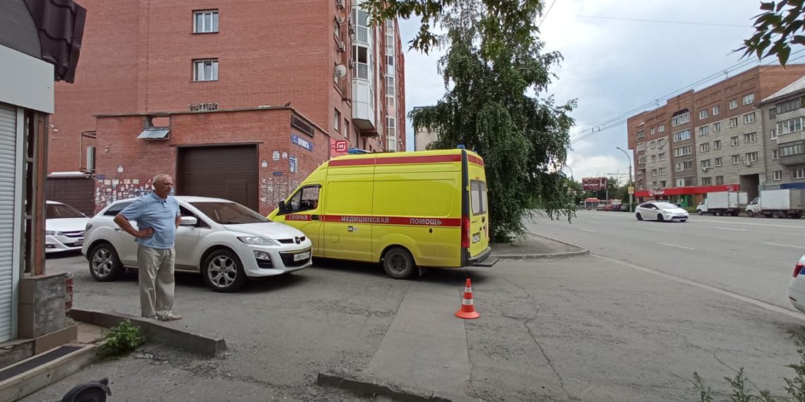 Водитель Mazda сбил подростка на электросамокате на тротуаре в Новосибирске