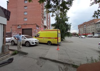 Водитель Mazda сбил подростка на электросамокате на тротуаре в Новосибирске