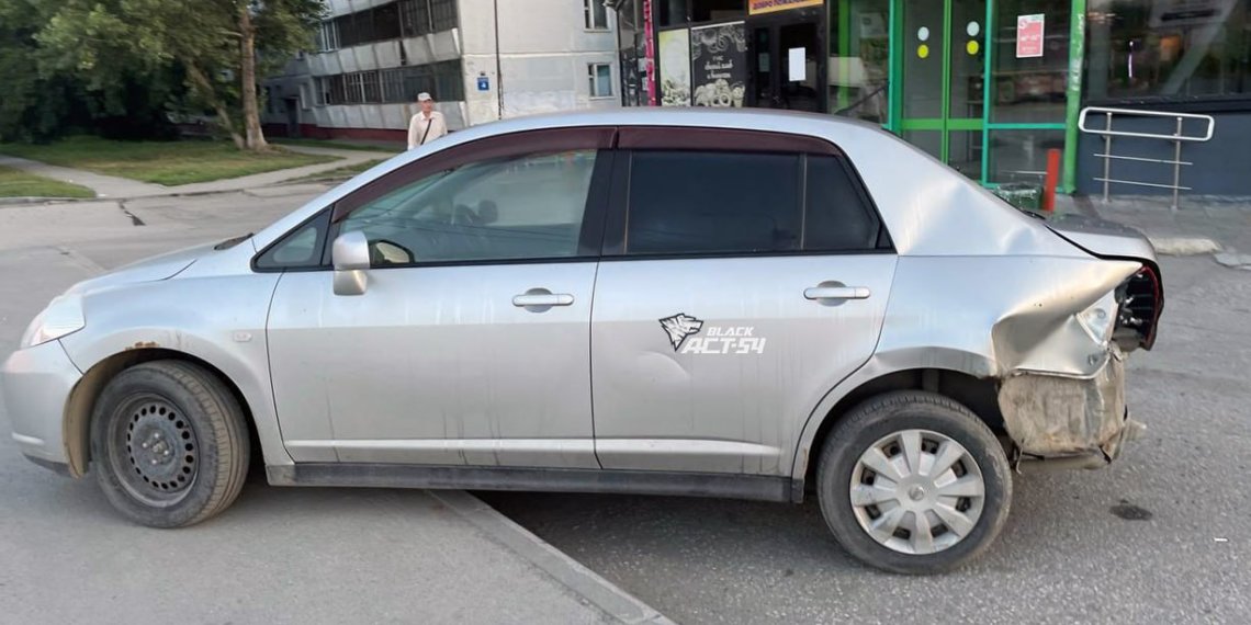 Нетрезвая женщина влетела в BMW на парковке в Новосибирске