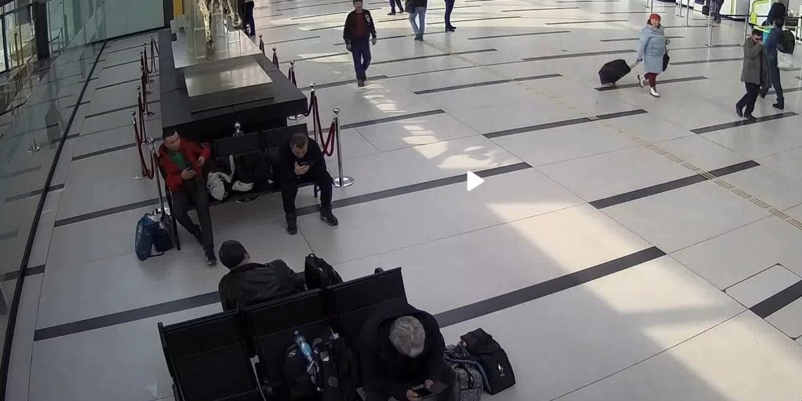 Мужчина украл ноутбук в аэропорту и улетел на вахту, но его встретила полиция в Новосибирске