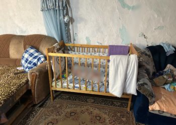 Схватила на руки и ударила головой о диван: мать забила 4-месячного ребёнка в Сибири