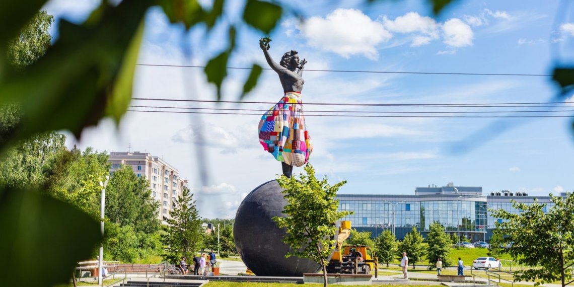 Девочку на шаре в Кольцово нарядили в юбку