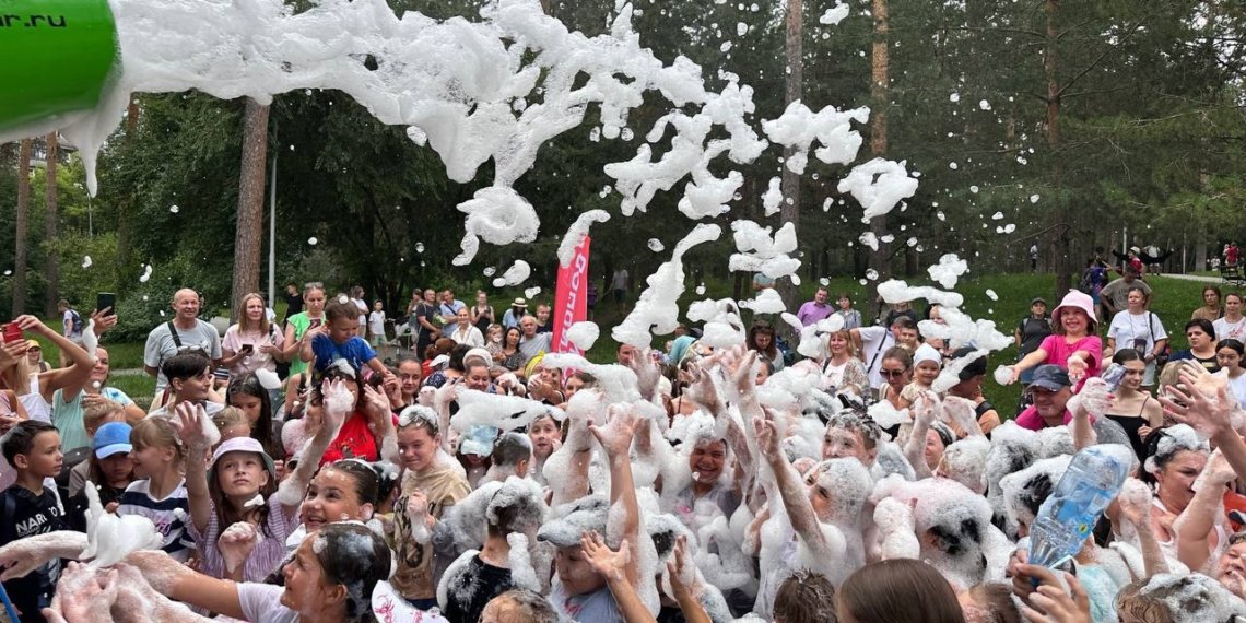 Жители Стрижей по-соседски собрались в родных дворах на пенной вечеринке