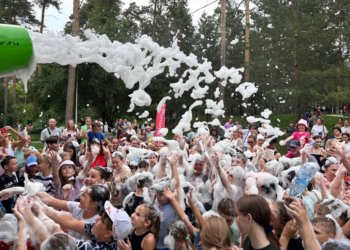 Жители Стрижей по-соседски собрались в родных дворах на пенной вечеринке