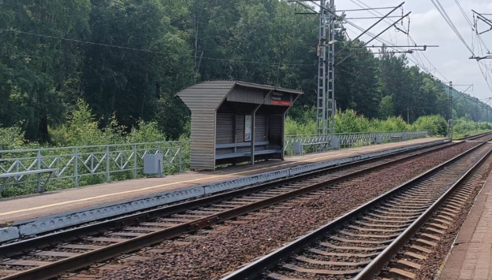 Подросток выжил после удара электричкой в Сибири