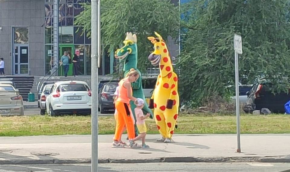 Конь, жираф и динозавр вымогают деньги за фото возле Новосибирского зоопарка