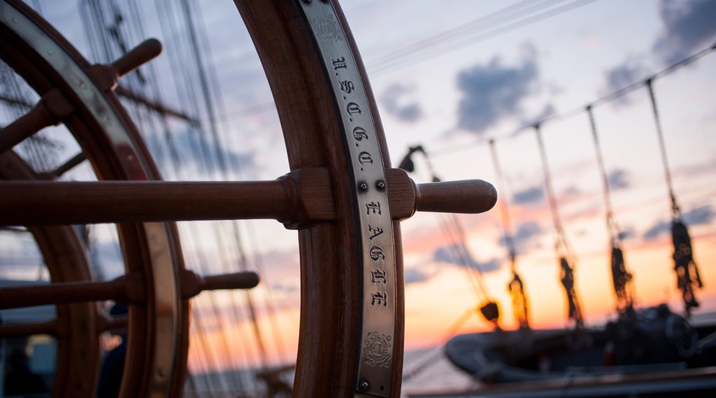 В Красноярском крае катер врезался в скалу, есть погибшие