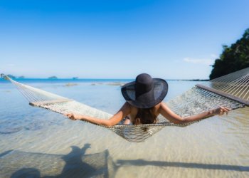 Половина новосибирцев стремятся снизить свои расходы в отпуске