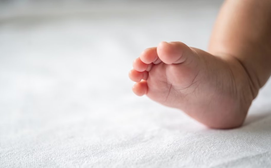 Ударил младенца об пол: в Новосибирске осудят мужчину