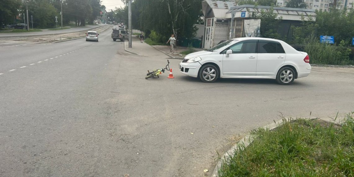 Первоклассник на велосипеде попал под машину в Новосибирске