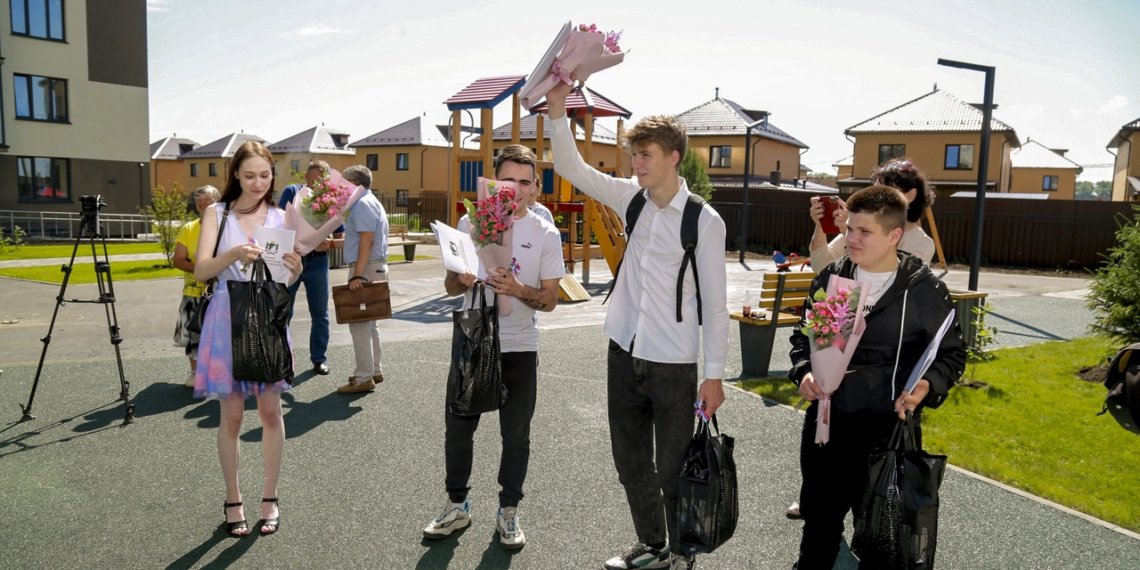 Ключи от квартир в новом жилом доме получили дети-сироты в Новосибирске