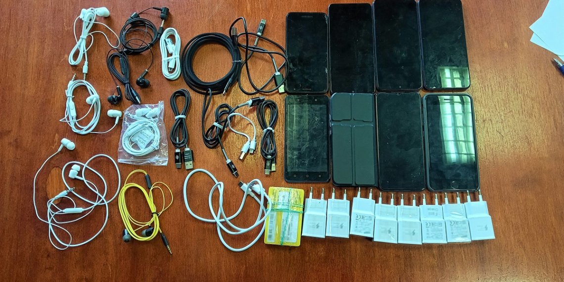 Перебросить 8 телефонов в колонию через забор пытался мужчина под Новосибирском